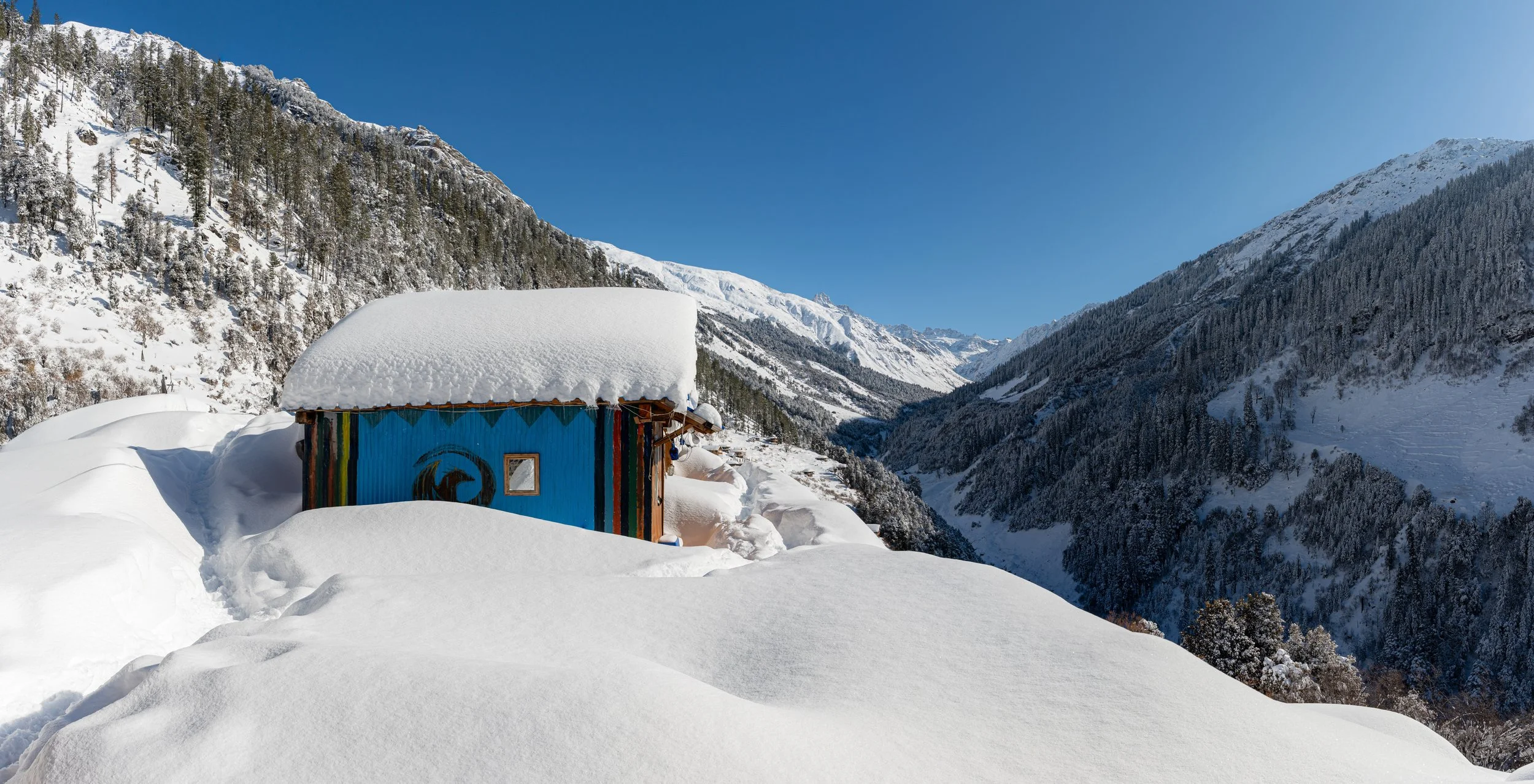 Waichin Valley in winter — travel signature frame